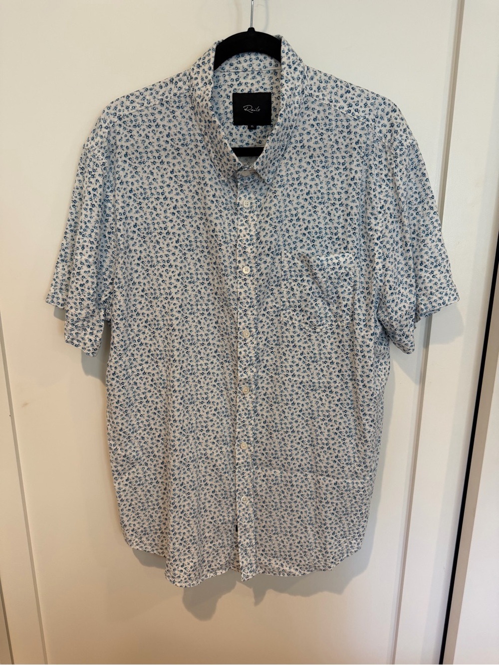 Men’s sz XL Rails Men’s Short-Sleeve Button-Down Shirt - White/Blue Floral Print